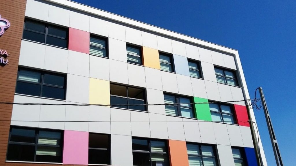اجرای نمای ساختمان با فایبر سمنت رنگی