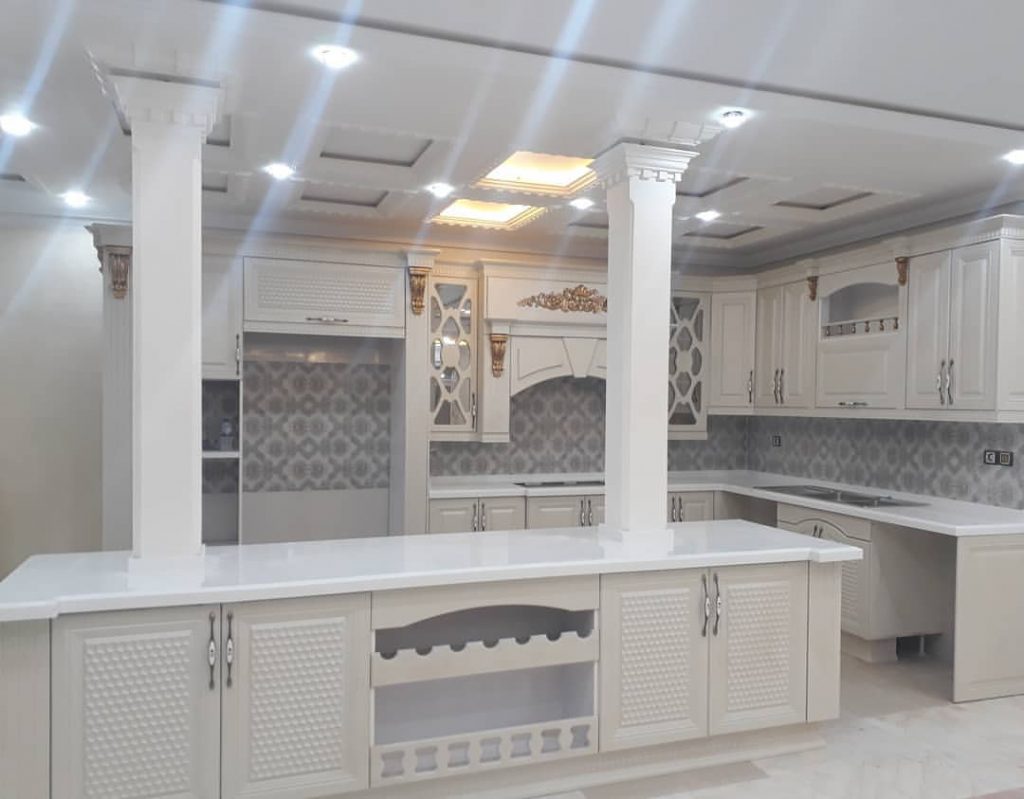 طراحی سقف آشپزخانه با دکوراسیون کلاسیک کناف